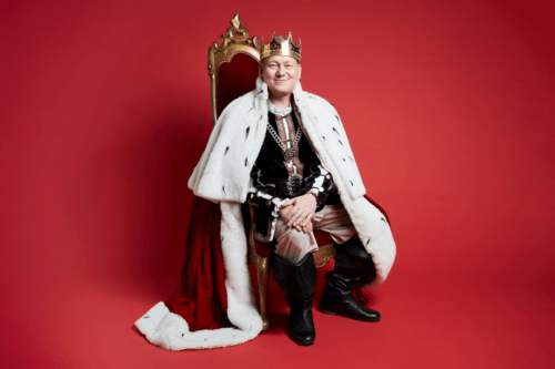 Knossi auf einem Thron