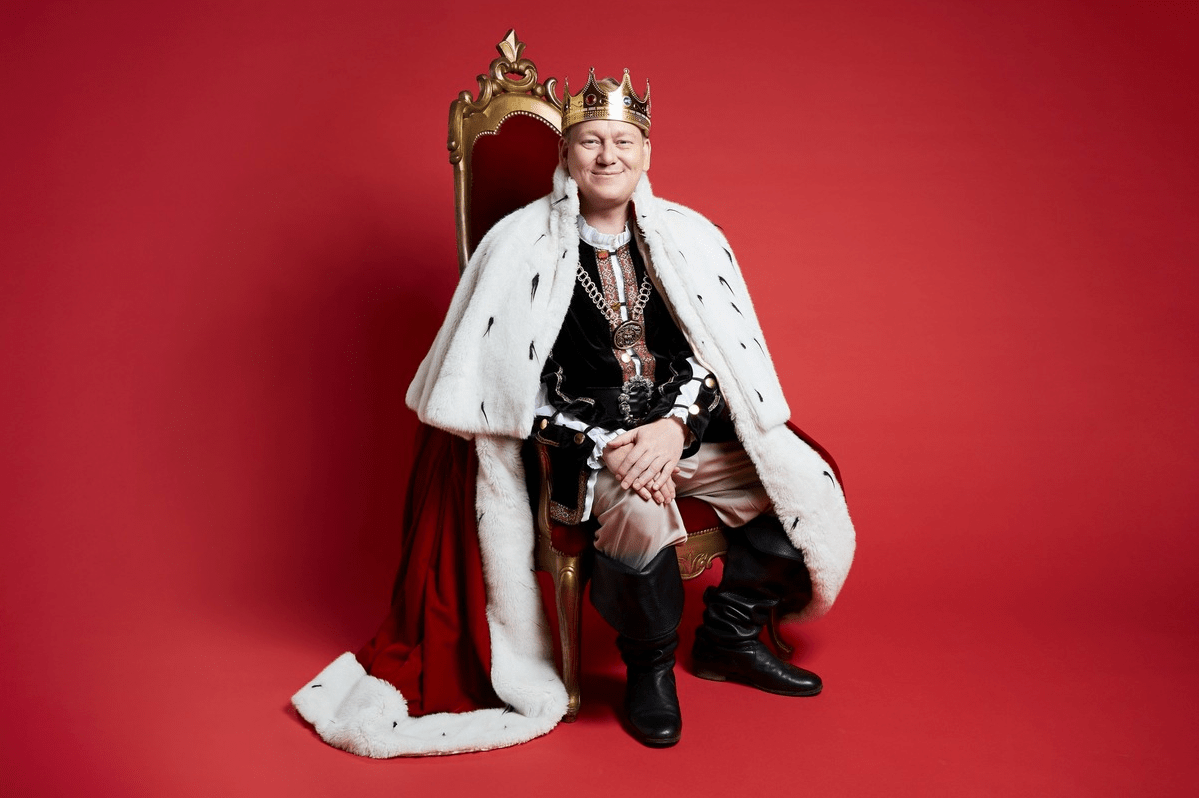 Knossi auf einem Thron