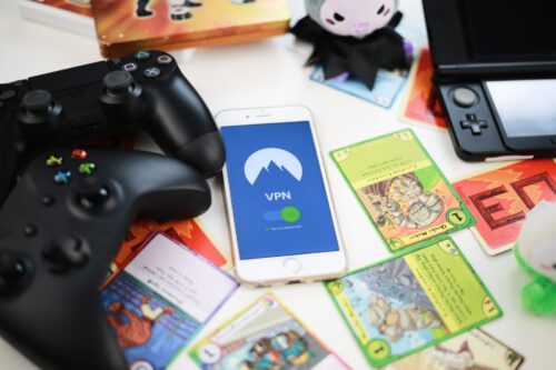 Smartphone mit Controllern udn Karten